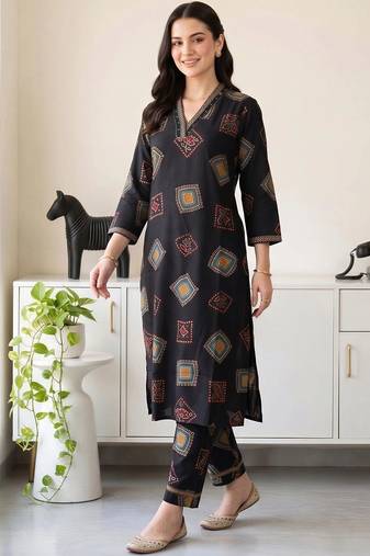 women printed regular kurta with trousers
