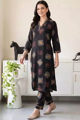 women printed regular kurta with trousers