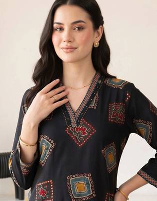 women printed regular kurta with trousers 2