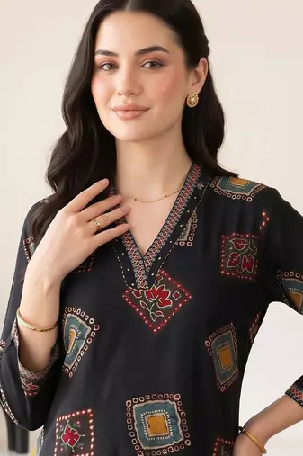 women printed regular kurta with trousers