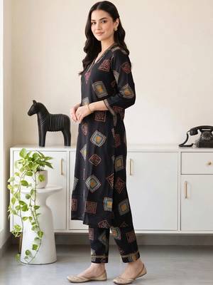 women printed regular kurta with trousers 3