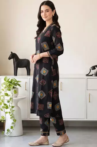 women printed regular kurta with trousers
