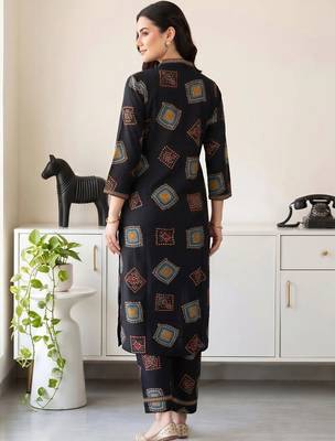 women printed regular kurta with trousers 4