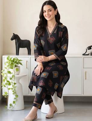 women printed regular kurta with trousers 5