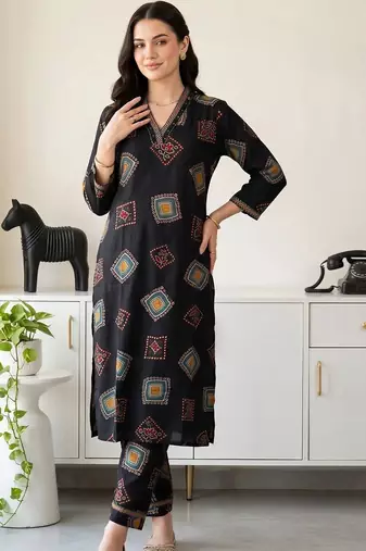 women printed regular kurta with trousers