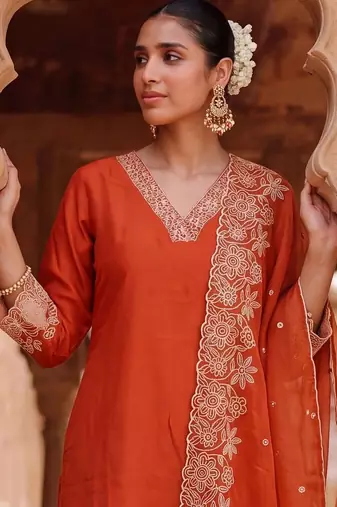 women ethnic motifs embroidered regular thread work kurta with trousers & with dupatta