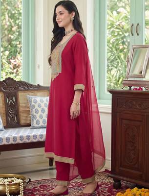women ethnic motifs embroidered regular kurta with trousers & with dupatta 4