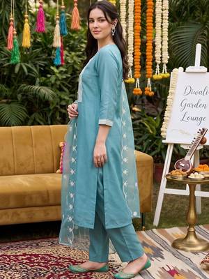 women ethnic motifs embroidered regular thread work kurta with trousers & with dupatta 3