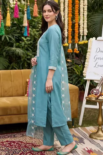 women ethnic motifs embroidered regular thread work kurta with trousers & with dupatta