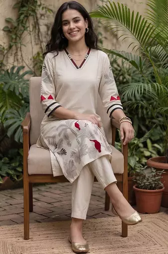women ethnic motifs printed regular kurta with trousers