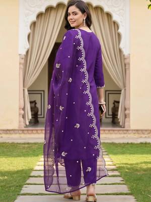 women ethnic motifs embroidered regular thread work kurta with trousers & with dupatta 3