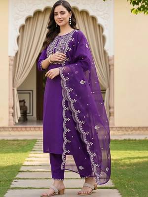 women ethnic motifs embroidered regular thread work kurta with trousers & with dupatta 4