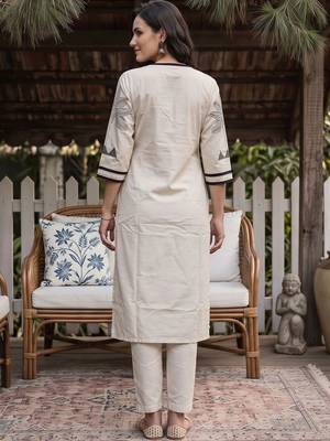 women ethnic motifs printed regular kurta with trousers 3