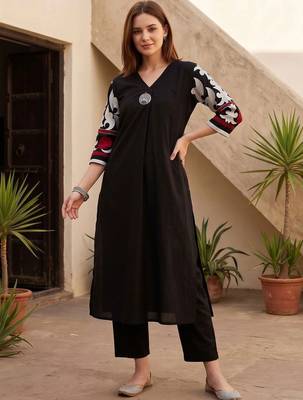 women ethnic motifs printed regular cotton kurta with trousers 1