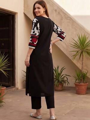 women ethnic motifs printed regular cotton kurta with trousers 3