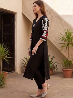 women ethnic motifs printed regular cotton kurta with trousers 4