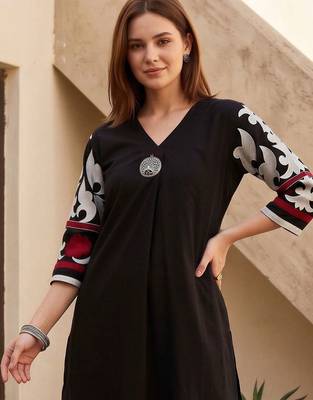 women ethnic motifs printed regular cotton kurta with trousers 6