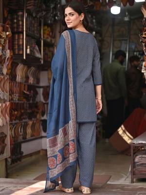 women ethnic motifs printed regular cotton kurta with patiala & with dupatta 4