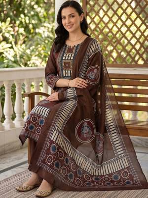 women ethnic motifs printed regular cotton kurta with trousers & with dupatta 2
