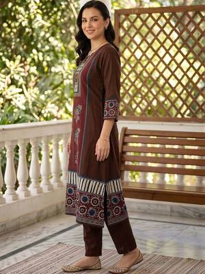 women ethnic motifs printed regular cotton kurta with trousers & with dupatta 3