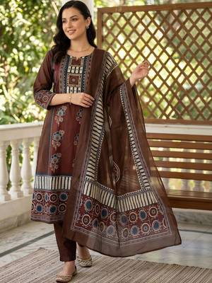 women ethnic motifs printed regular cotton kurta with trousers & with dupatta 4