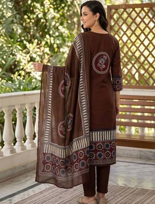women ethnic motifs printed regular cotton kurta with trousers & with dupatta 5