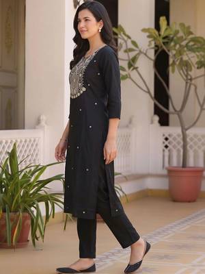 women ethnic motifs embroidered regular thread work cotton kurta with trousers 3