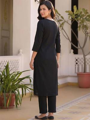 women ethnic motifs embroidered regular thread work cotton kurta with trousers 4