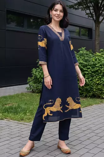 women ethnic motifs printed regular kurta with trousers