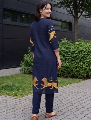 women ethnic motifs printed regular kurta with trousers 4
