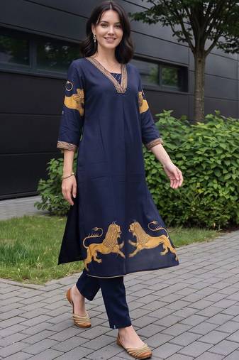 women ethnic motifs printed regular kurta with trousers