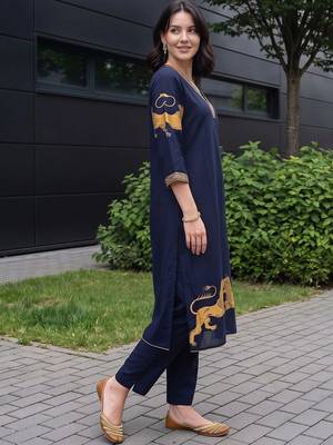 women ethnic motifs printed regular kurta with trousers 5
