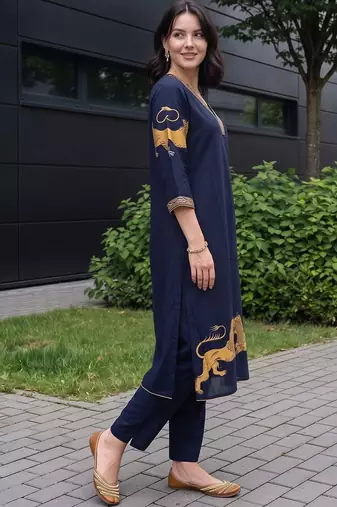 women ethnic motifs printed regular kurta with trousers