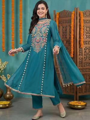 women ethnic motifs embroidered regular kurta with trousers & with dupatta 5
