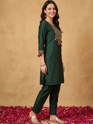 women ethnic motifs embroidered regular thread work liva kurta with trousers 4