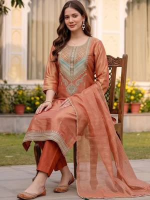 women ethnic motifs embroidered regular thread work kurta with trousers & with dupatta 5