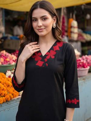 women floral embroidered regular thread work kurta with trousers 2