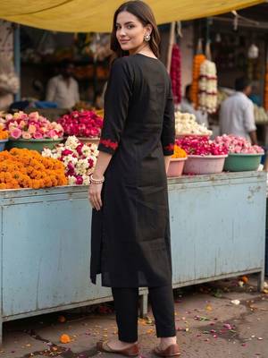 women floral embroidered regular thread work kurta with trousers 4