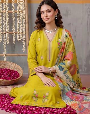 women floral embroidered regular thread work kurta with trousers & with dupatta 2