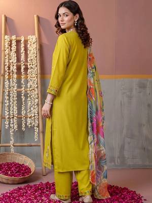 women floral embroidered regular thread work kurta with trousers & with dupatta 3