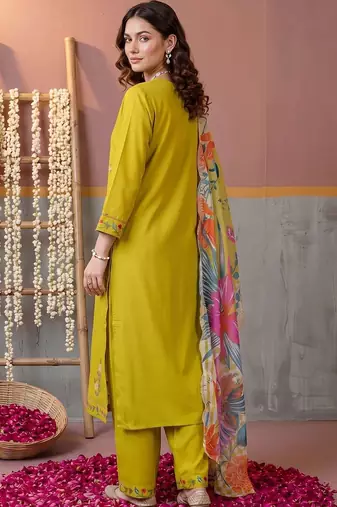 women floral embroidered regular thread work kurta with trousers & with dupatta