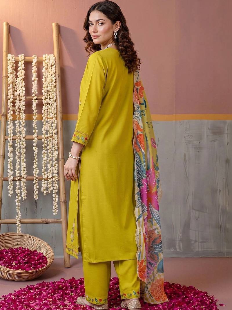 women floral embroidered regular thread work kurta with trousers & with dupatta