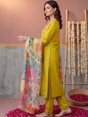 women floral embroidered regular thread work kurta with trousers & with dupatta 4