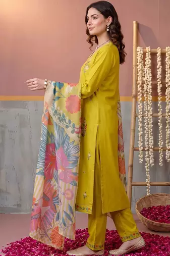 women floral embroidered regular thread work kurta with trousers & with dupatta