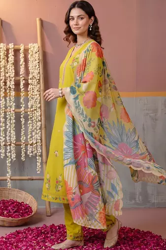 women floral embroidered regular thread work kurta with trousers & with dupatta