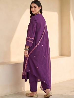 women floral embroidered regular thread work cotton kurta with trousers & with dupatta 3