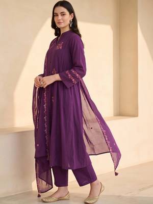 women floral embroidered regular thread work cotton kurta with trousers & with dupatta 4