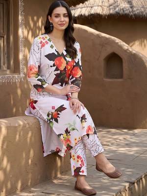 women floral printed regular kurta with trousers 2