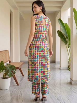 women printed regular cotton kurta with trousers 3