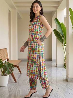 women printed regular cotton kurta with trousers 4